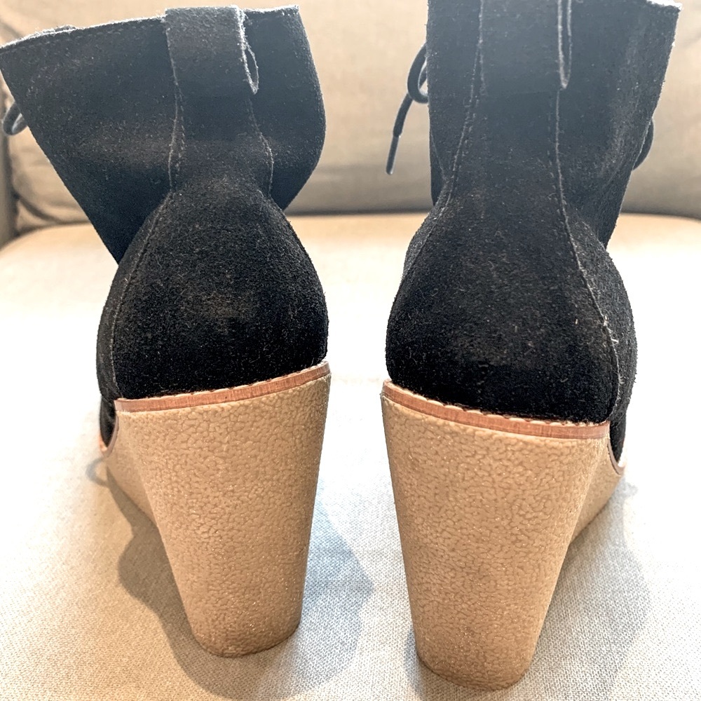 Vintage GAP wedge bootie in Oxford Style.  Suede upper. Size 6. - Picture 3 of 4